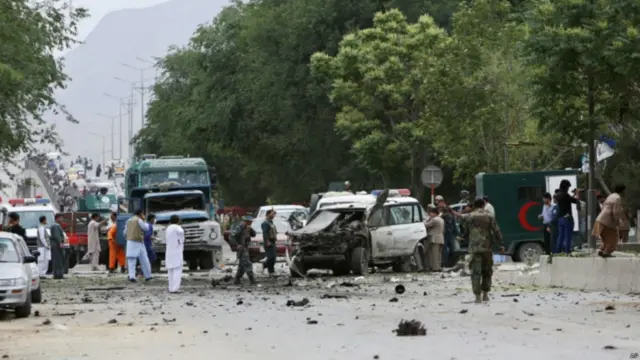 د جمعې په ورځ (غبرګولی ۱۶) غرمه مهال د کابل پنځمې حوزې اړوند میرویس میدان ته څېرمه د عبدالله عبدالله پر لېږدوونکي موټر ځانمرګی برید وشو.