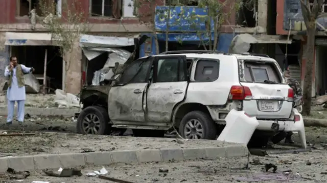 برید د کرولا ډوله موتر په مټ داسې مهال شوی، چې عبدالله له کابل اریانا هوټل ته د وتلو په حال کې و. 