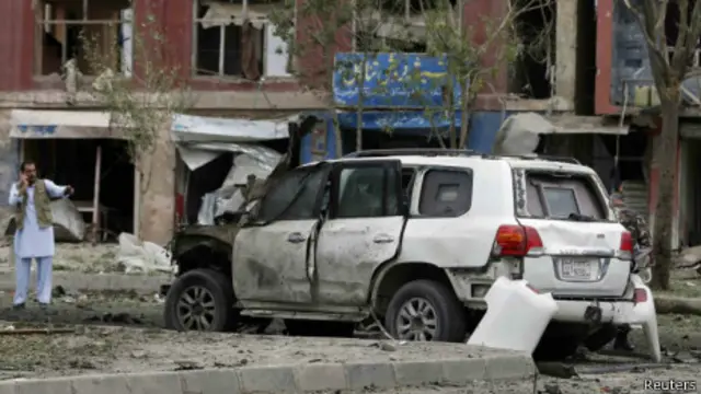 دو روز پیش یک حمله کننده انتحاری کاروان انتخاباتی عبدالله عبدالله را هدف قرار داد