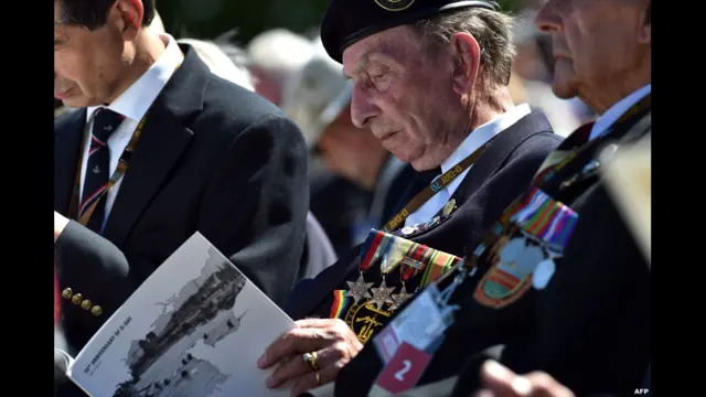 英国二战老兵参加法英联合纪念仪式。
