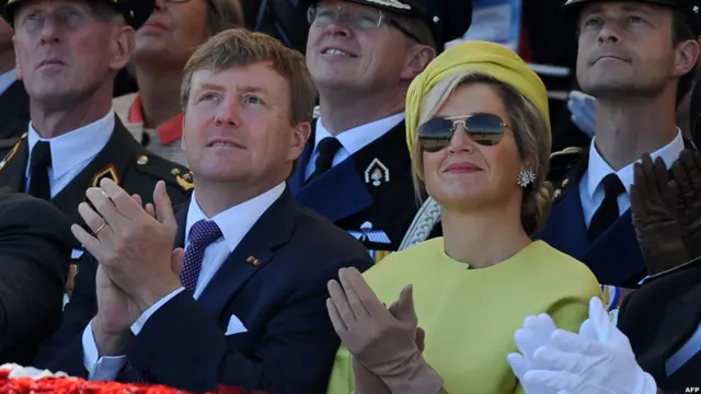 荷兰国王威廉-亚历山大和王后马克茜玛参加了法国和荷兰的联合纪念仪式。