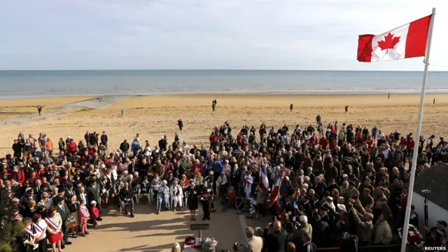 加拿大老兵和现役士兵聚集在朱诺海滩，纪念在此牺牲的加拿大士兵。