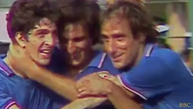 Itália comemora gol em jogo contra o Brasil | BBC