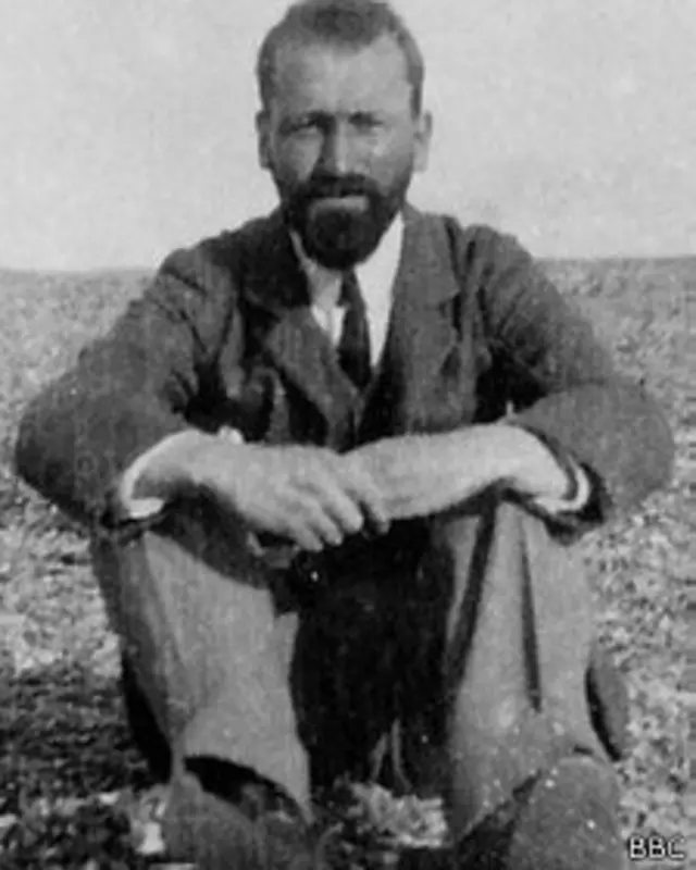 توم اتلي كان أحد الرافضين تماما للقيام بأي دور في الحرب وسجن من 1917 حتى 1919