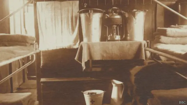 قطار خدمة الإسعاف من الداخل الذي اعتاد نقل جرحى الحرب من خط المواجهة