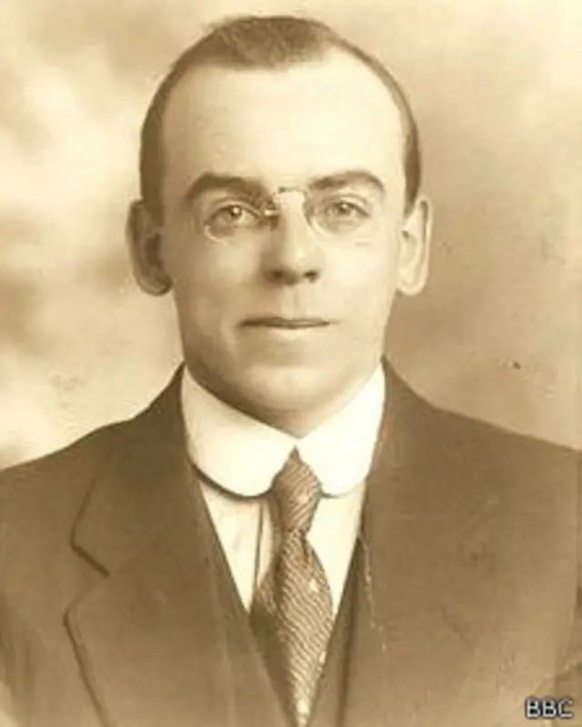 كان برنارد واحدا من بين نحو 16 ألف شخص رفضوا المشاركة في الحرب لأسباب عقائدية وأخلاقية