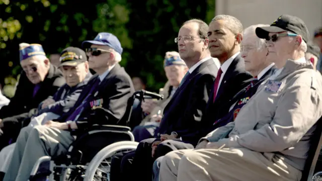 奧巴馬（右）與奧朗德（左）和當年參加戰役的老兵紀念諾曼底登陸70週年。