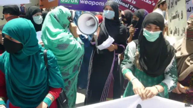 لاریون ته تر ډیره له کابله نجونې او زلمي راغلي وو.