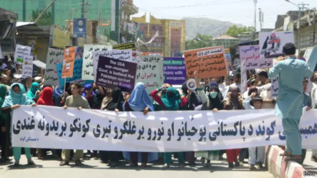 لاریونیانو په پښتو، دري او انګلیسي ژبو لیکل شوې غندن پاڼې خورولي چې پکې د بریدونو ددرولو غوښتنه او پاکستان غلیم بلل شوی وو.