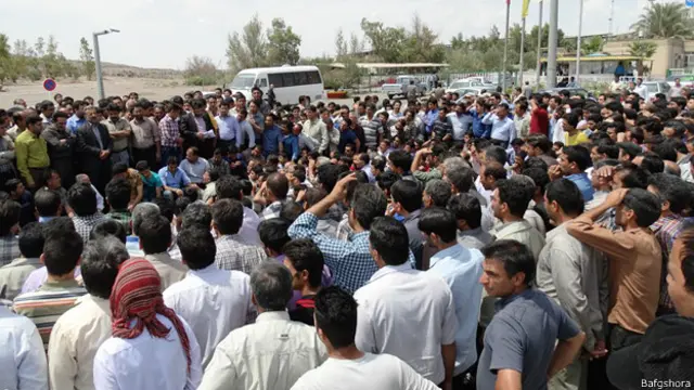 اعضای شورای شهر بافق می‌گویند دولت باید با حمایت از کارگران مانع فروش سهام شرکت سنگ آهن شود