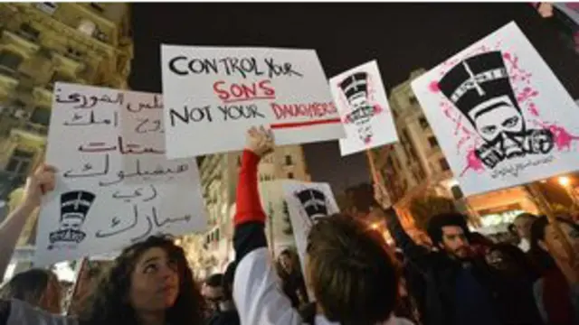 المجتمع يحمل مسؤولية التحرش للمرأة، "هي السبب" 