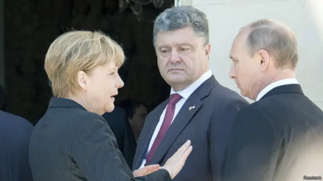 默克尔（左）波罗申科（中）普京（右）