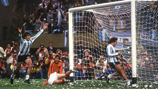 Kempes festeja su gol contra Holanda en 1978