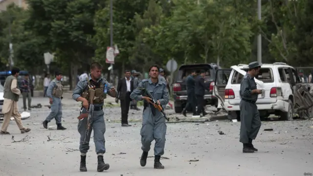 پلیس افغانستان مشغول بررسی صحنه انفجار خودرو است