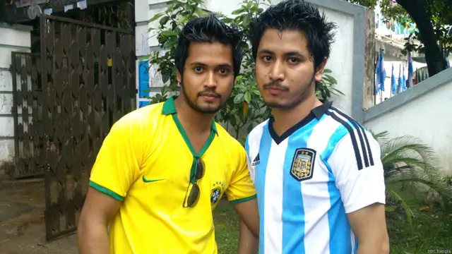 দুই বন্ধু- সমর্থন আলাদা