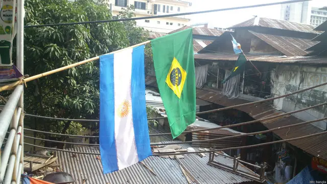 বাড়িতে বাড়িতে উড়তে শুরু করেছে পতাকা