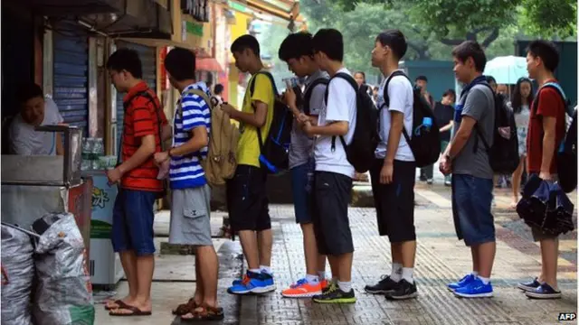 顾客排队买肉饼