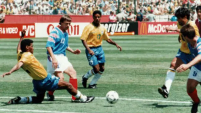 Lance de Brasil x Rússia, primeiro jogo dos brasileiros na Copa de 1994