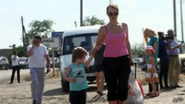 Женщина с ребенком переходит российско-украинскую границу