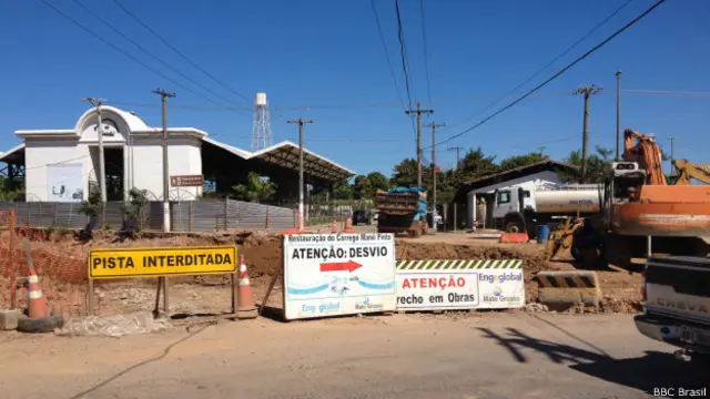Placas em obra em Cuiabá | Foto: Camilla Costa/BBC Brasil