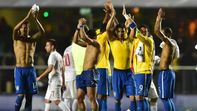 Jogadores da seleção na saída do gramado do Morumbi após vitória sobre a Sérvia