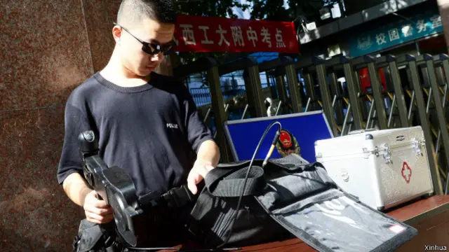 西安市无线电监测站的工作人员在某考点外利用无线电频谱分析仪监测场外干扰信号(07/06/2014)