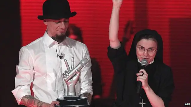 Ketika biarawati Cristina Scuccia menerima penghargaan pemenang kontes menyanyi. 