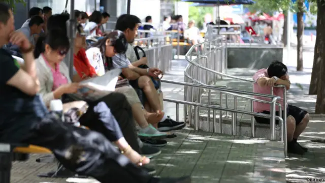 家长们在北京二龙路中学外考生家长休息区等待(07/06/2014)。