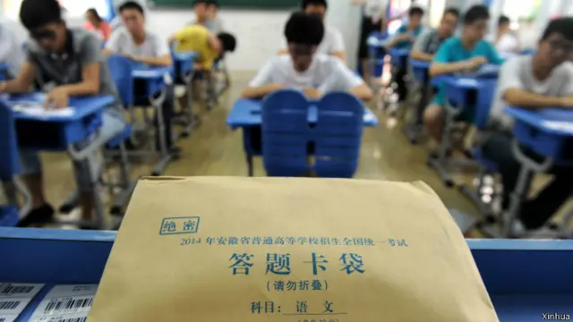 考生在合肥世界外国语学校考点等候开考（07/06/2014）