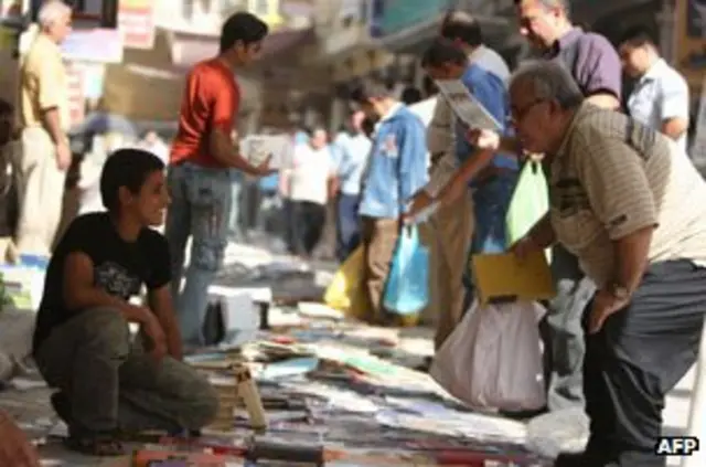 استمرار کتاب فروشی و سرزدن مردم به بازار کتاب، نماد برجسته ای است از جسارت و قهرمانی زندگی روزانه مردم بغداد