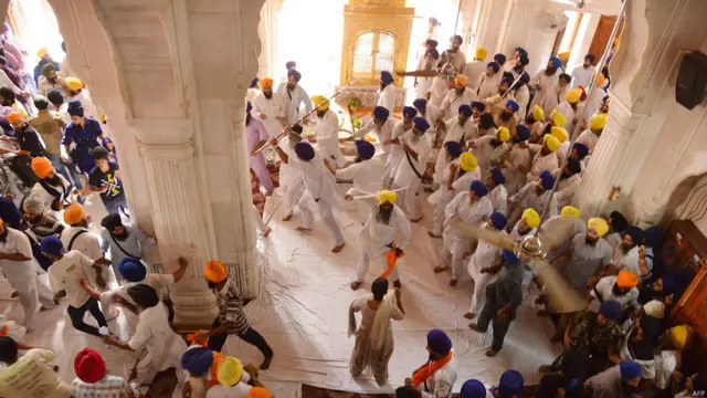 1984 میں اس وقت کی وزیراعظم اندرا گاندھی نے آپریشن بلو سٹار کی ذاتی طور پر منظوری دی تھی جس کا مقصد وہاں پناہ لیے ہوئے ایسے مسلح سکھوں کا خاتمہ تھا جو پنجاب کی آزادی کا مطالبہ کر رہے تھے۔ 