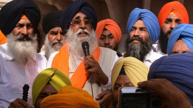 بھارت کے شہر امرتسر میں سکھوں کے مقدس مقام گولڈن ٹیمپل پر بھارتی فوج کی کارروائی کی جمعے کو 30ویں برسی منائی گئی۔