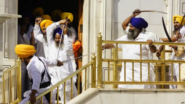 ٹی وی چینلوں پر جو ویڈیوز نشر ہوئی ہیں ان میں کچھ لوگوں کو ٹیمپل کی سیڑھیوں سے تلواریں لیے ہوئے اترتے اور جھگڑتے ہوئے دکھایا گیا۔ 