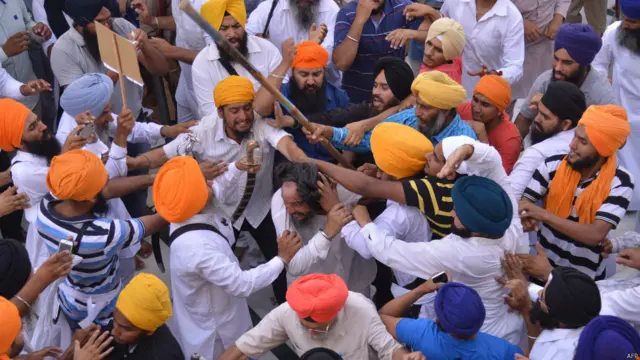 خبروں کے مطابق سکھ مذہب کے سب سے مقدس مقام میں اس بات پر جھڑپ ہوئی کہ برسی کے پروگرام میں پہلے کون بولے گا۔ 