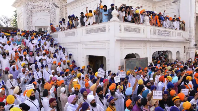 ایک اندازے کے مطابق 1984 میں امرتسر میں گولڈن ٹیمپل میں پناہ لینے والے شدت پسندوں کے خلاف کارروائی کے دوران تقریباً ایک ہزار افراد ہلاک ہوگئے تھے ۔