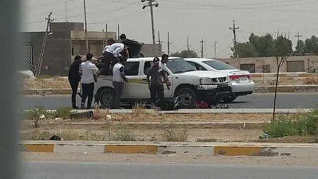 صورة تظهر محاولة عدد من الطلبة الخروج بعيدا عن موقع المجمع. 