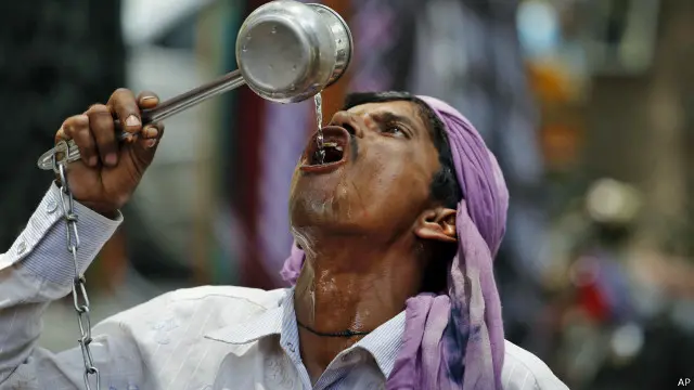 لوگوں کو خبردار کیا گیا ہے کہ وہ گھروں سے نہ نکلیں اور مشروبات کا استعمال زیادہ سے زیادہ کریں