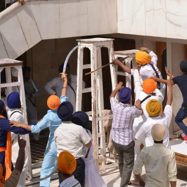 دونوں گروہوں نے کرپانوں سے ایک دوسرے پر حملہ کیے۔