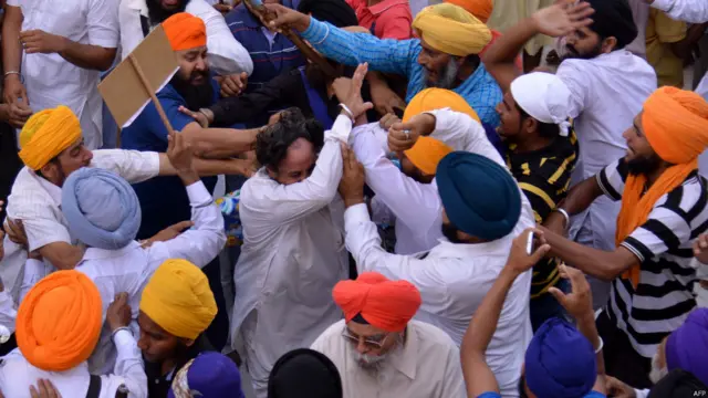 اس موقع پر سکھوں کے دو گروپوں میں تصادم ہوگیا۔