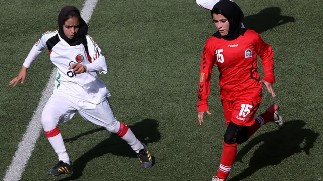 ښځينه فوټبال په کابل او شمالي ولايتونو کې غوړېدلی خو د افغانستان پښتون مېشتو ولايتونو کې يې فعاليتونه تت او نژدې په نشت شمېرل کېږي.