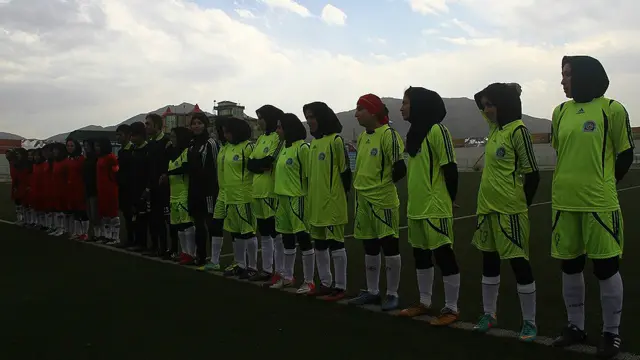 د کابل ښځينه فوټبال غوره ليګ پايلوبه د شنبې پر ورځ د "افغان" او "مهين" لوبډلو ترمنځ وشوه. (د علي کاظمي انځور)