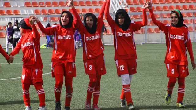 د افغانستان د فوټبال فدراسيون ښځينه کمېټې له ۲۰۰۳ کال راهيسې د ښځينه فوټبال فعاليتونه پيل کړی، په لومړیو کې يې فعاليتونه کم خو اوس زيات شوي دي.
(د علي کاظمي انځور)