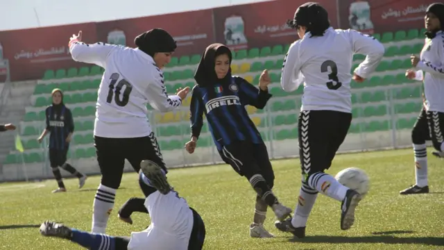 په تېره نژدې موده کې ښځينه فوټبال ته د نجونو او د هغوی د کورنيو پام ورزيات شوی، او د ښځينه فوټبال کمېټه توانېدلې چې په کابل، بلخ، هرات او سرپل کې خپل لوبيز فعاليتونه لا پراخ کړي. (د علي کاظمي انځور)