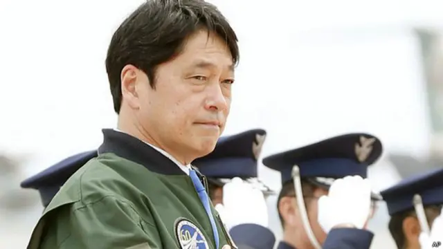 小野寺五典在東京檢閱自衛隊儀仗隊(25/5/2014)