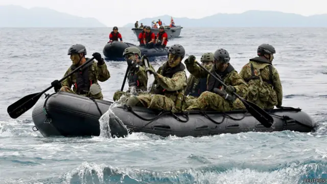 日本陸上自衛隊隊員於鹿兒島縣奄美群島江仁屋離島進行登島演練(22/5/2014)