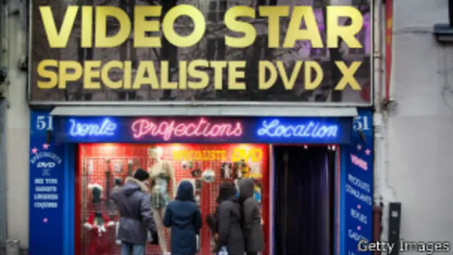 بزرگی بازار جهانی پورنوگرافی را بیش از صد میلیارد دلار تخمین می‌زنند