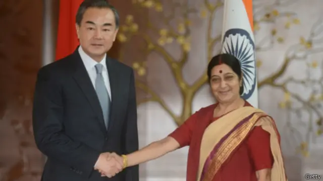 Ông Vương Nghị bắt tay người tương nhiệm Ấn Độ, bà Sushma Swarai ở Dehli