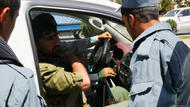 ماموران امنیتی مجوز حمل سلاح افراد مسلح را هم بررسی می کنند. این ماموران می خواهند مطمئن شوند که کسی سلاح غیرقانونی حمل نکند.