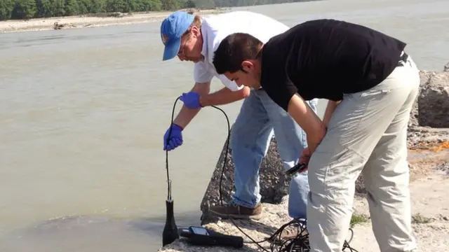 غرهام وهو يأخذ عينات من الماء في نهر الغانغ بالهند