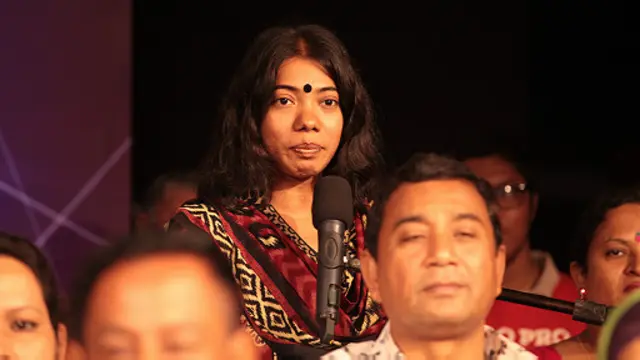 মন্তব্য করছেন একজন দর্শক